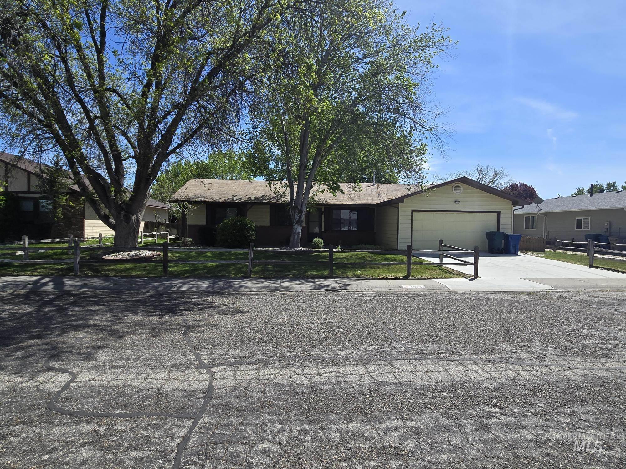 994 N 13th E, Mountain Home, Idaho 83647, 3 Bedrooms, 2 Bathrooms, Residential For Sale, Price $330,000,MLS 98985670