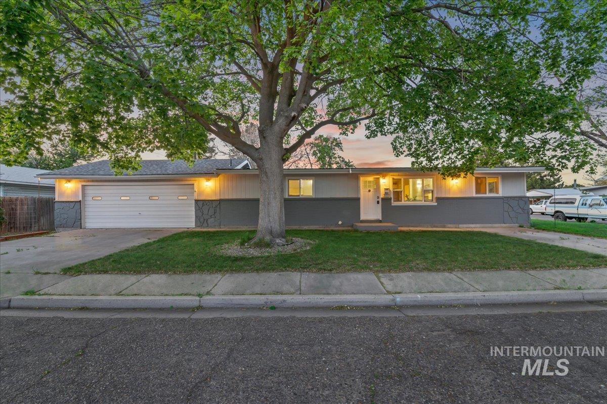 402 W 4TH N, Mountain Home, Idaho 83647, 3 Bedrooms, 2 Bathrooms, Residential For Sale, Price $319,900,MLS 98985677