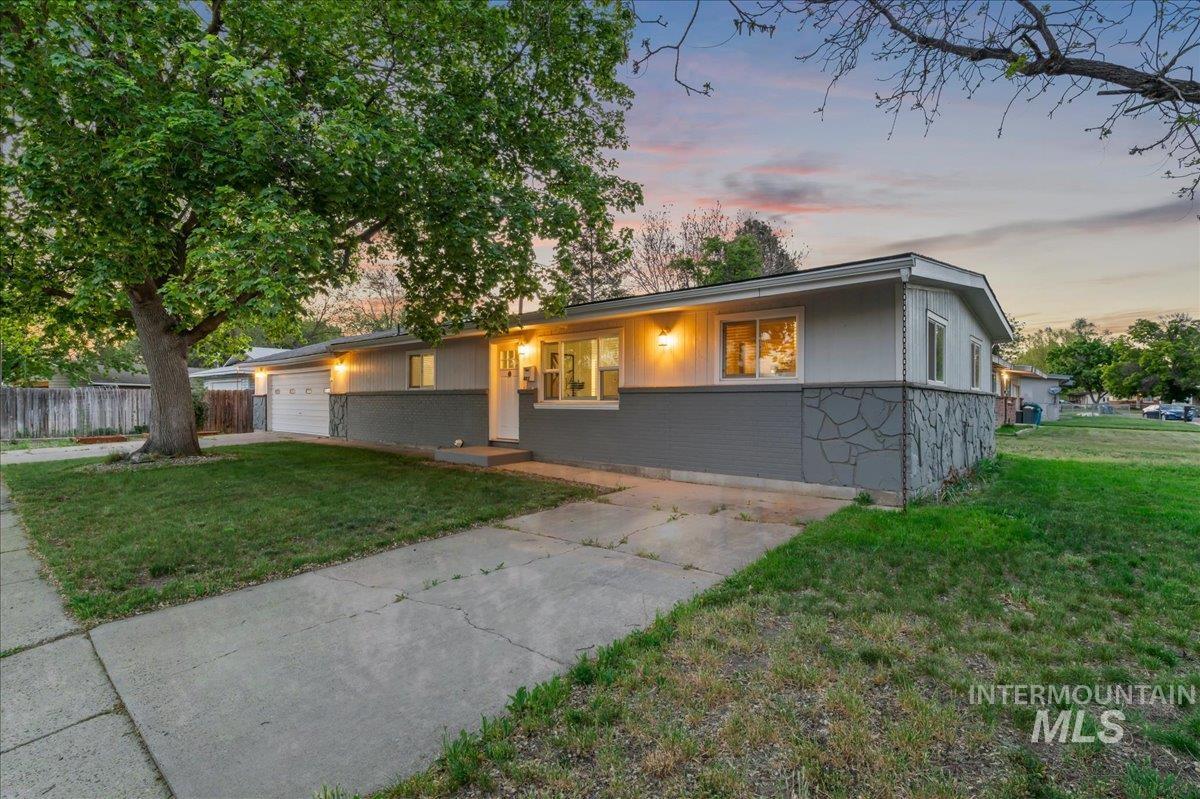 402 W 4TH N, Mountain Home, Idaho 83647, 3 Bedrooms, 2 Bathrooms, Residential For Sale, Price $319,900,MLS 98985677