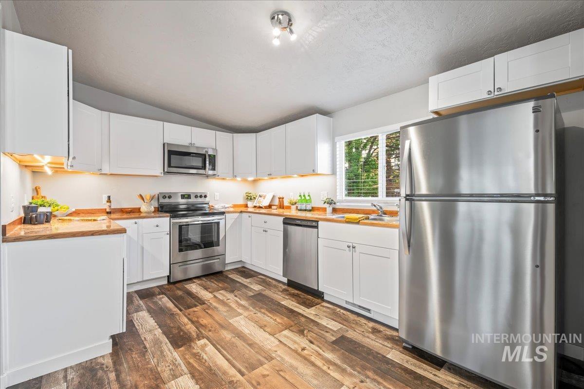 402 W 4TH N, Mountain Home, Idaho 83647, 3 Bedrooms, 2 Bathrooms, Residential For Sale, Price $319,900,MLS 98985677