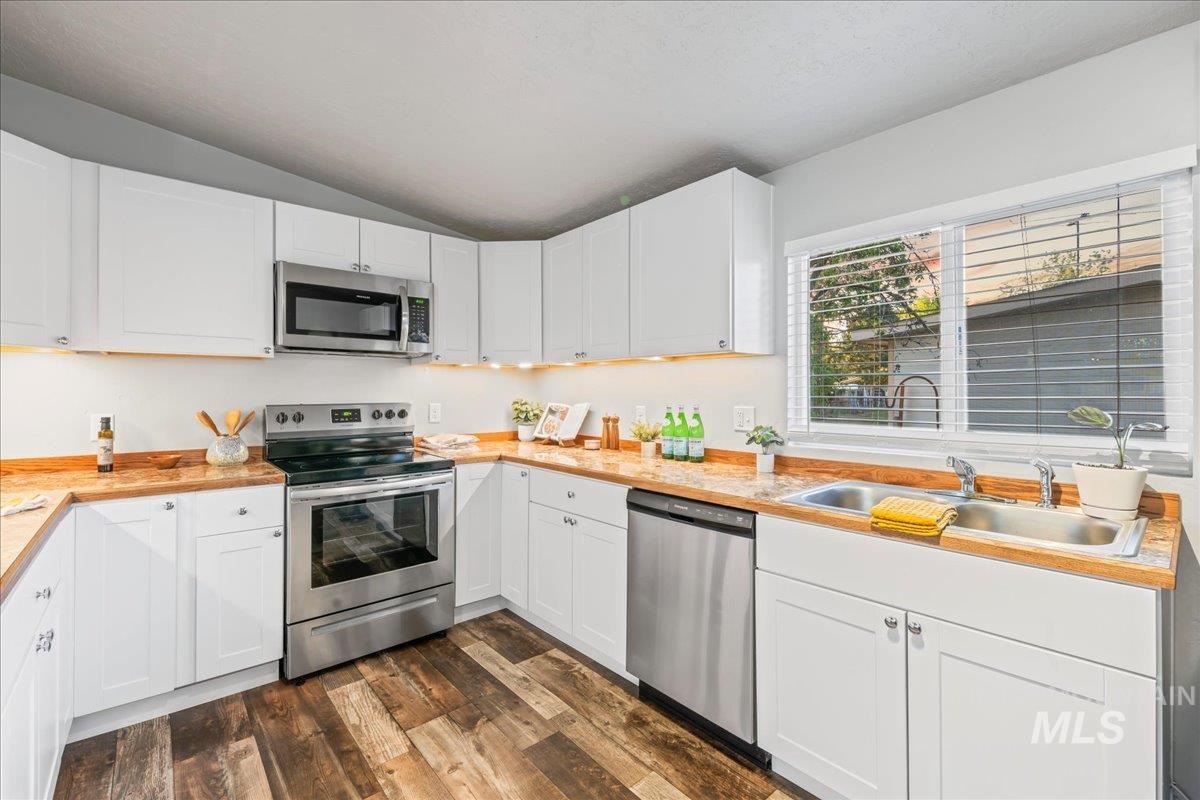 402 W 4TH N, Mountain Home, Idaho 83647, 3 Bedrooms, 2 Bathrooms, Residential For Sale, Price $319,900,MLS 98985677