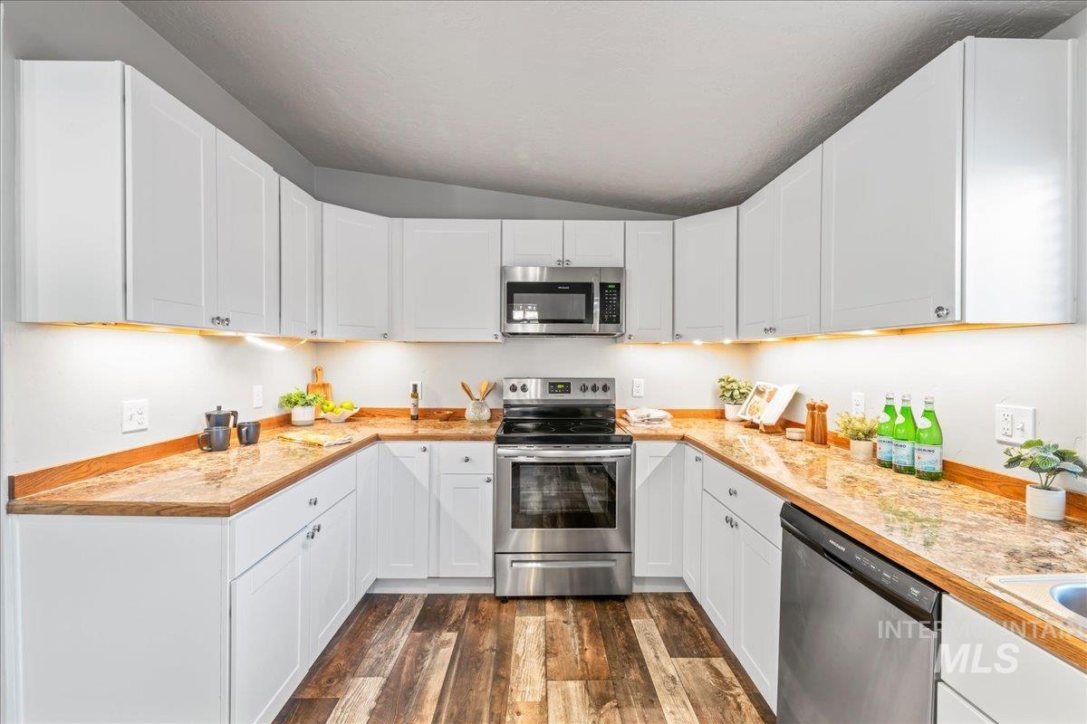 402 W 4TH N, Mountain Home, Idaho 83647, 3 Bedrooms, 2 Bathrooms, Residential For Sale, Price $319,900,MLS 98985677