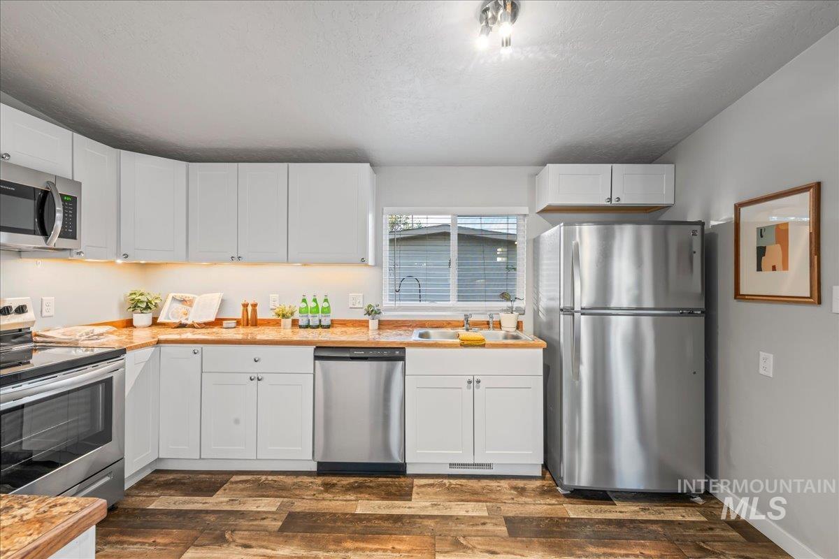 402 W 4TH N, Mountain Home, Idaho 83647, 3 Bedrooms, 2 Bathrooms, Residential For Sale, Price $319,900,MLS 98985677