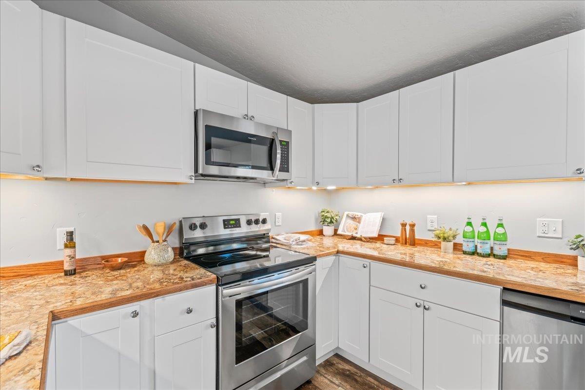402 W 4TH N, Mountain Home, Idaho 83647, 3 Bedrooms, 2 Bathrooms, Residential For Sale, Price $319,900,MLS 98985677