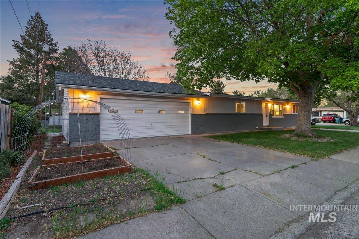 402 W 4TH N, Mountain Home, Idaho 83647, 3 Bedrooms, 2 Bathrooms, Residential For Sale, Price $319,900,MLS 98985677