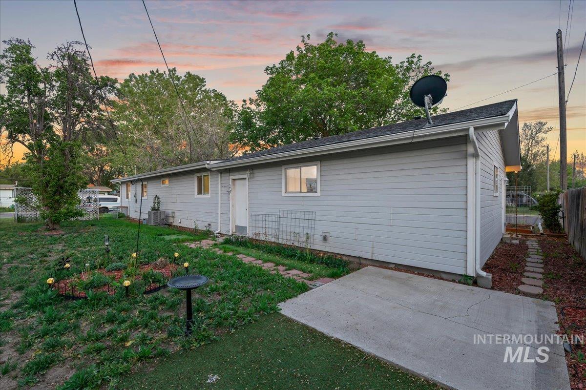 402 W 4TH N, Mountain Home, Idaho 83647, 3 Bedrooms, 2 Bathrooms, Residential For Sale, Price $319,900,MLS 98985677