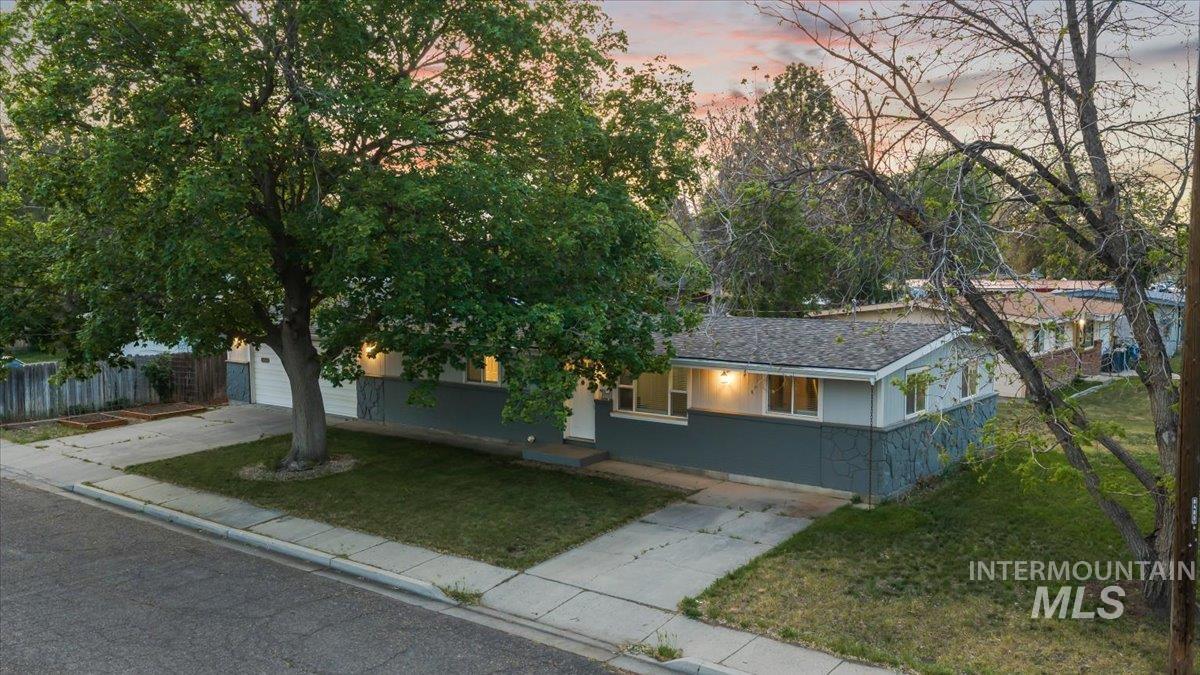402 W 4TH N, Mountain Home, Idaho 83647, 3 Bedrooms, 2 Bathrooms, Residential For Sale, Price $319,900,MLS 98985677