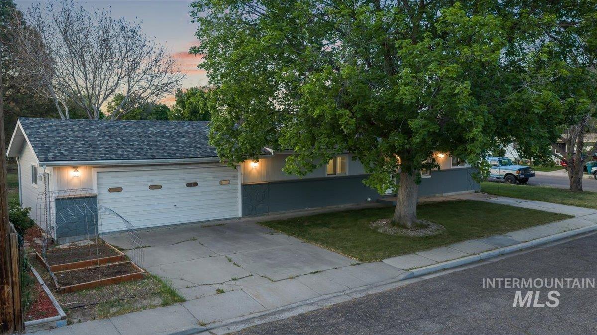 402 W 4TH N, Mountain Home, Idaho 83647, 3 Bedrooms, 2 Bathrooms, Residential For Sale, Price $319,900,MLS 98985677