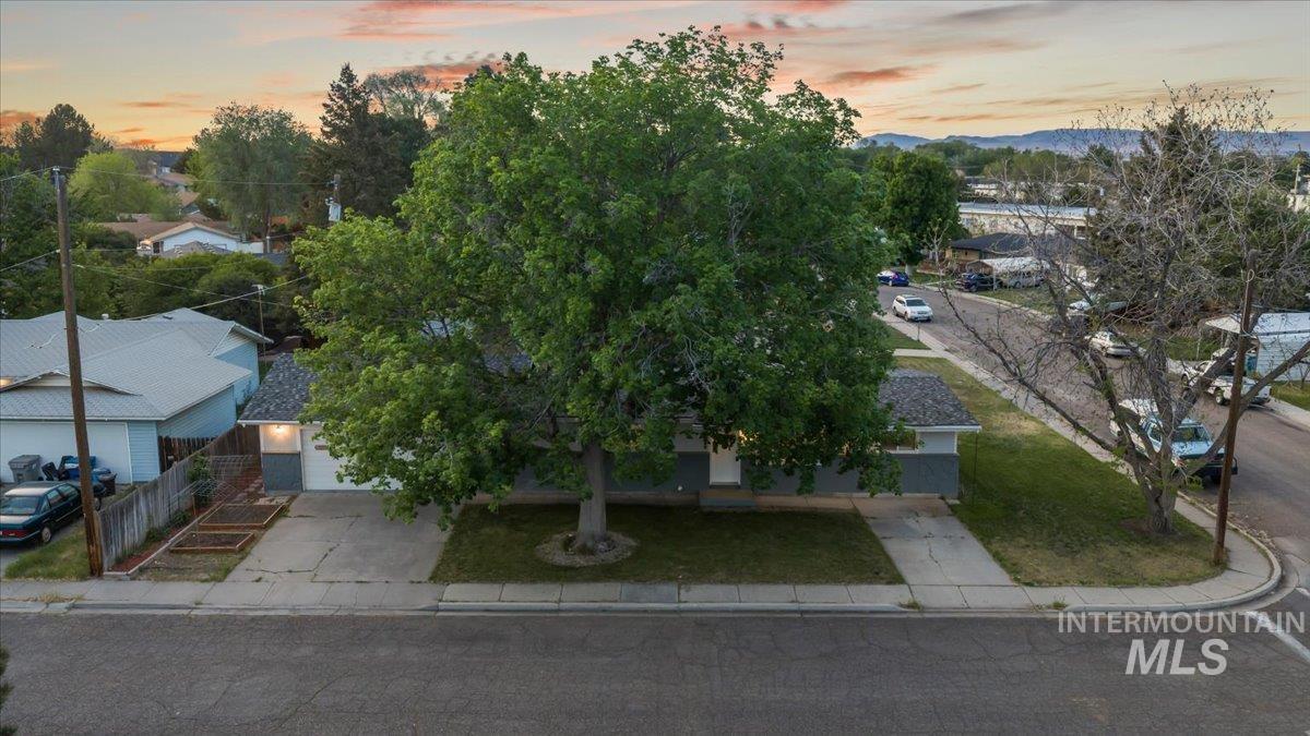 402 W 4TH N, Mountain Home, Idaho 83647, 3 Bedrooms, 2 Bathrooms, Residential For Sale, Price $319,900,MLS 98985677