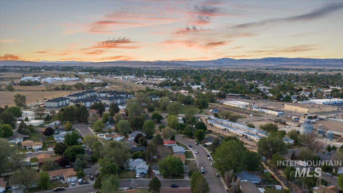 402 W 4TH N, Mountain Home, Idaho 83647, 3 Bedrooms, 2 Bathrooms, Residential For Sale, Price $319,900,MLS 98985677