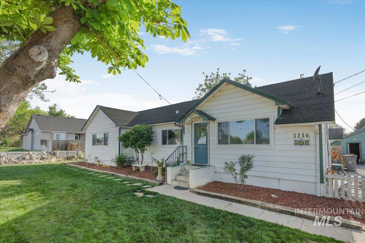 3216 S 10th Ave, Caldwell, Idaho 83605-5859, 6 Bedrooms, 2.5 Bathrooms, Residential For Sale, Price $460,000,MLS 98985679
