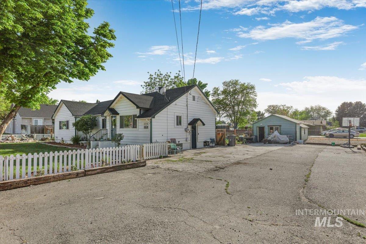 3216 S 10th Ave, Caldwell, Idaho 83605-5859, 6 Bedrooms, 2.5 Bathrooms, Residential For Sale, Price $460,000,MLS 98985679