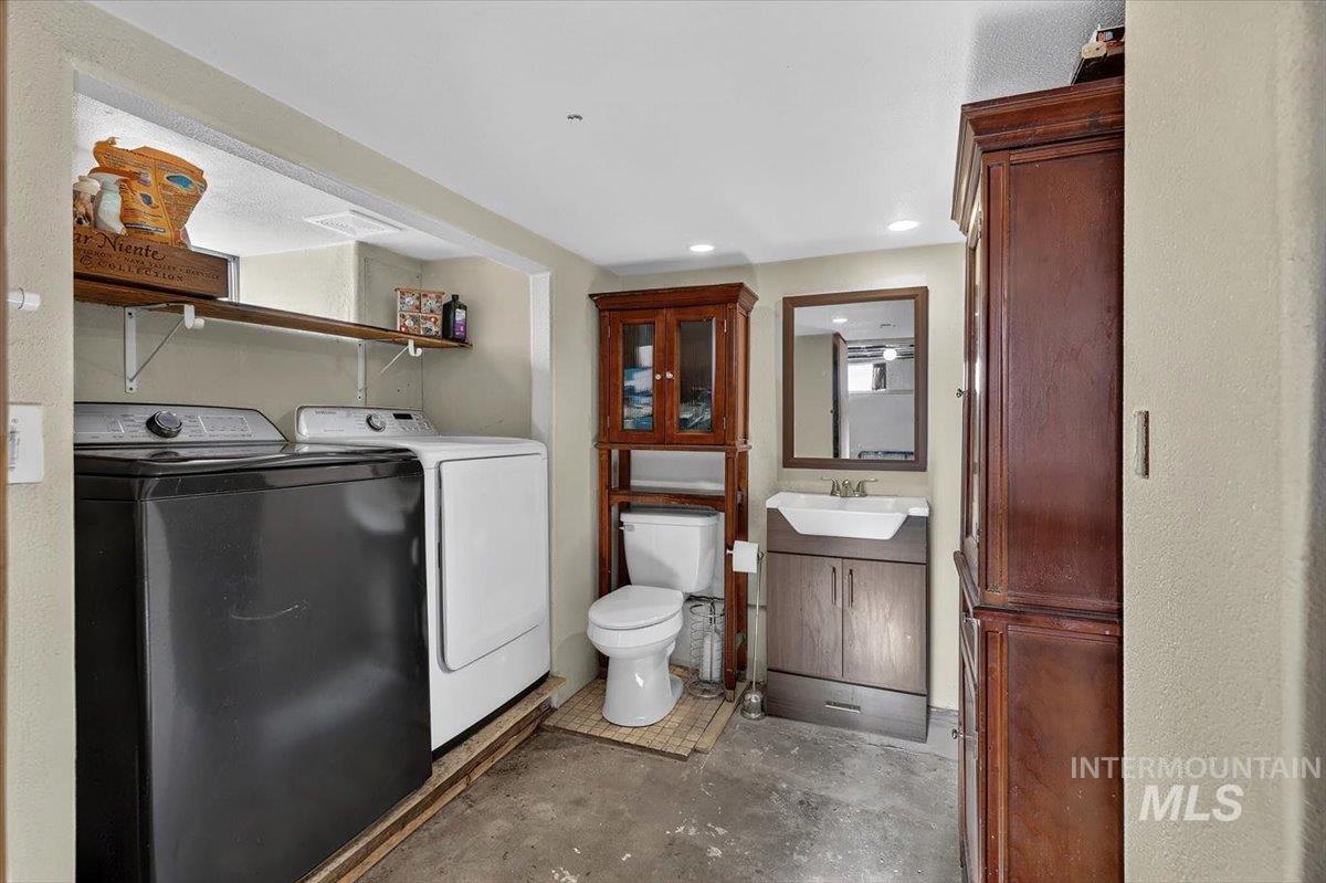 3216 S 10th Ave, Caldwell, Idaho 83605-5859, 6 Bedrooms, 2.5 Bathrooms, Residential For Sale, Price $460,000,MLS 98985679