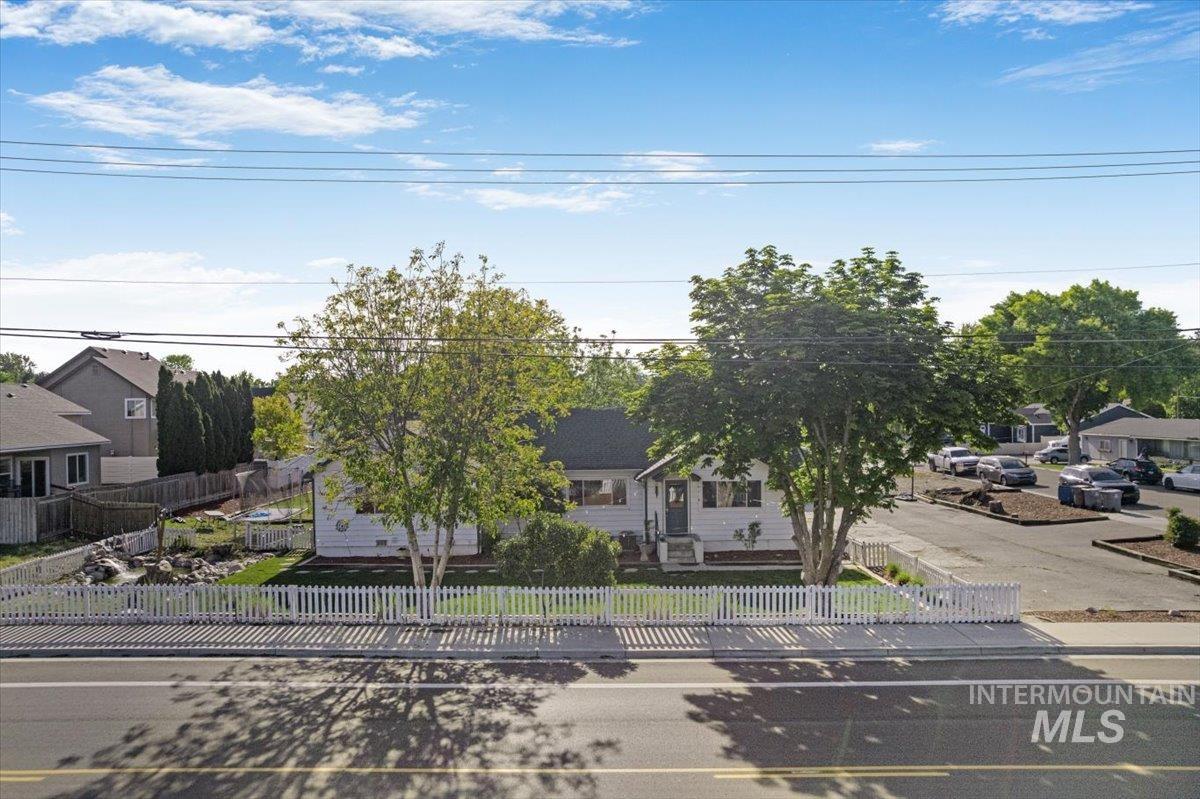 3216 S 10th Ave, Caldwell, Idaho 83605-5859, 6 Bedrooms, 2.5 Bathrooms, Residential For Sale, Price $460,000,MLS 98985679