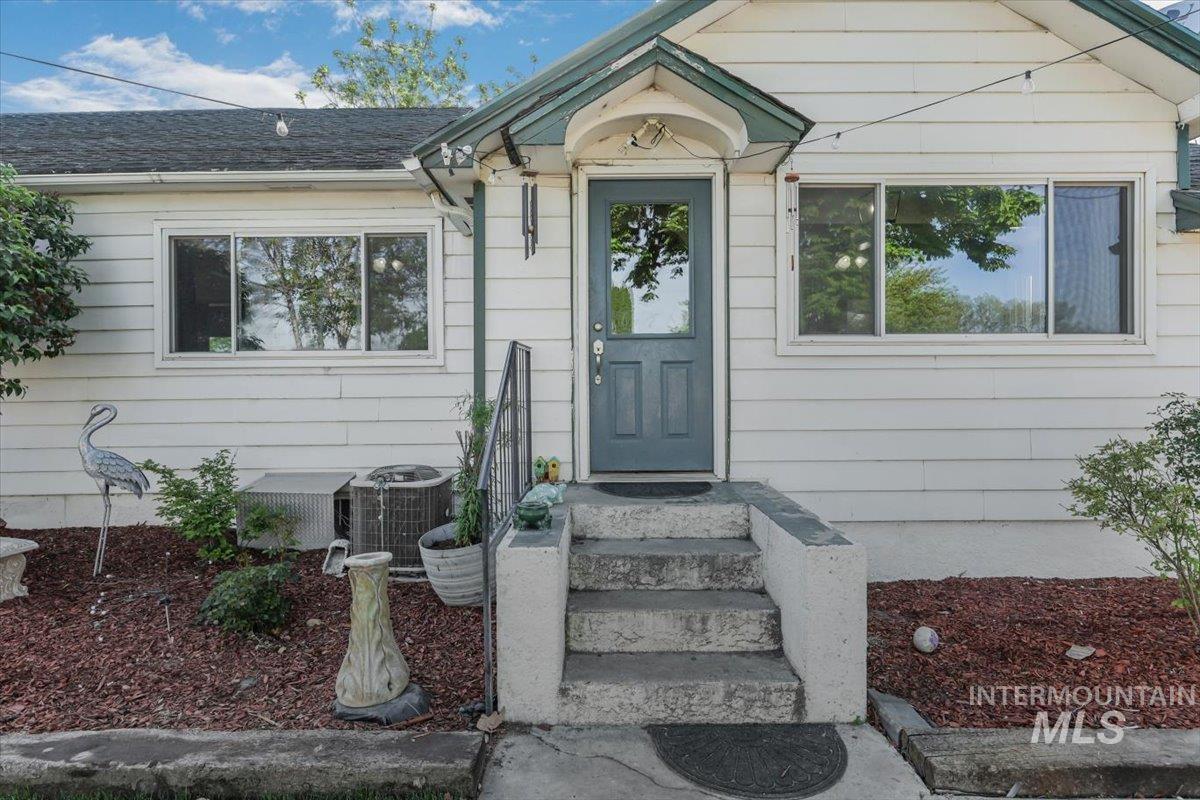 3216 S 10th Ave, Caldwell, Idaho 83605-5859, 6 Bedrooms, 2.5 Bathrooms, Residential For Sale, Price $460,000,MLS 98985679