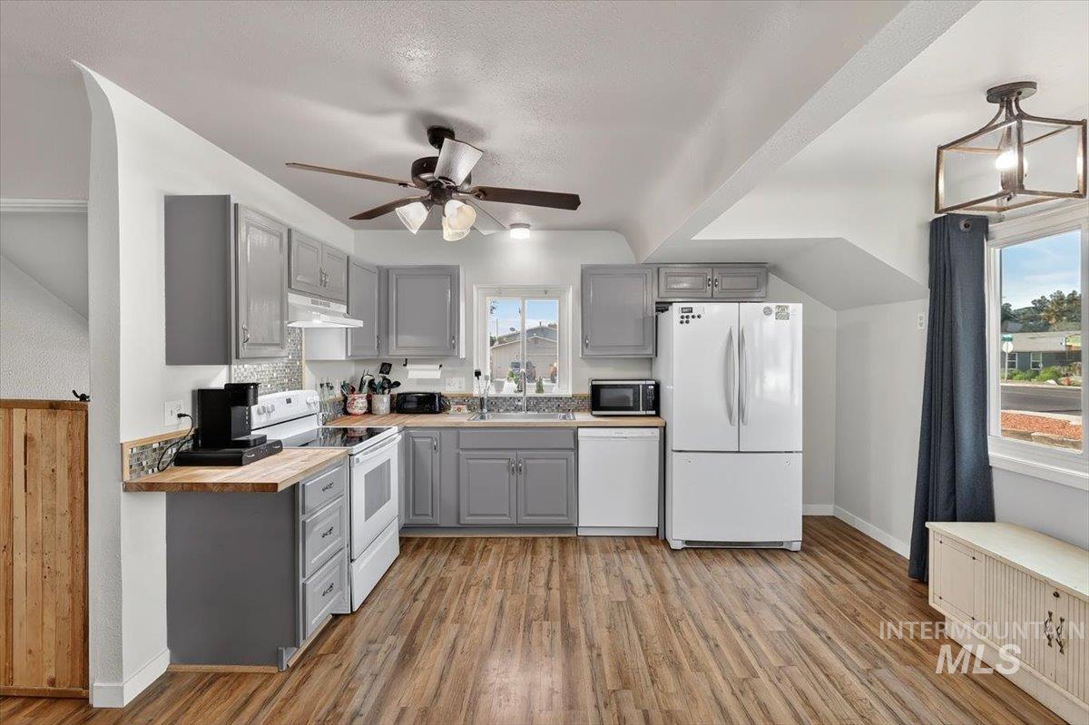 3216 S 10th Ave, Caldwell, Idaho 83605-5859, 6 Bedrooms, 2.5 Bathrooms, Residential For Sale, Price $460,000,MLS 98985679