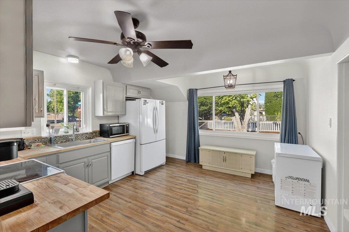 3216 S 10th Ave, Caldwell, Idaho 83605-5859, 6 Bedrooms, 2.5 Bathrooms, Residential For Sale, Price $460,000,MLS 98985679