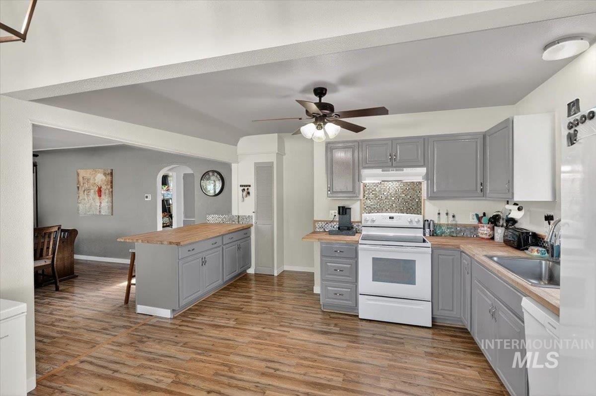 3216 S 10th Ave, Caldwell, Idaho 83605-5859, 6 Bedrooms, 2.5 Bathrooms, Residential For Sale, Price $460,000,MLS 98985679