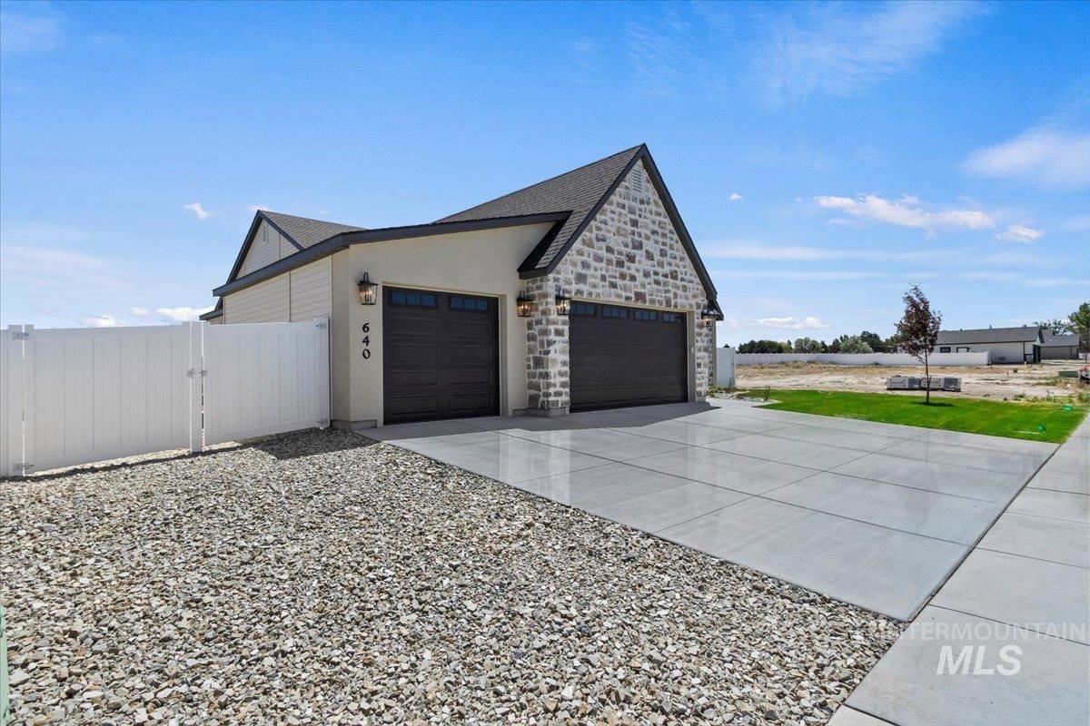 640 Full Moon Way, Twin Falls, Idaho 83301-8450, 4 Bedrooms, 2 Bathrooms, Residential For Sale, Price $564,900, 98985680