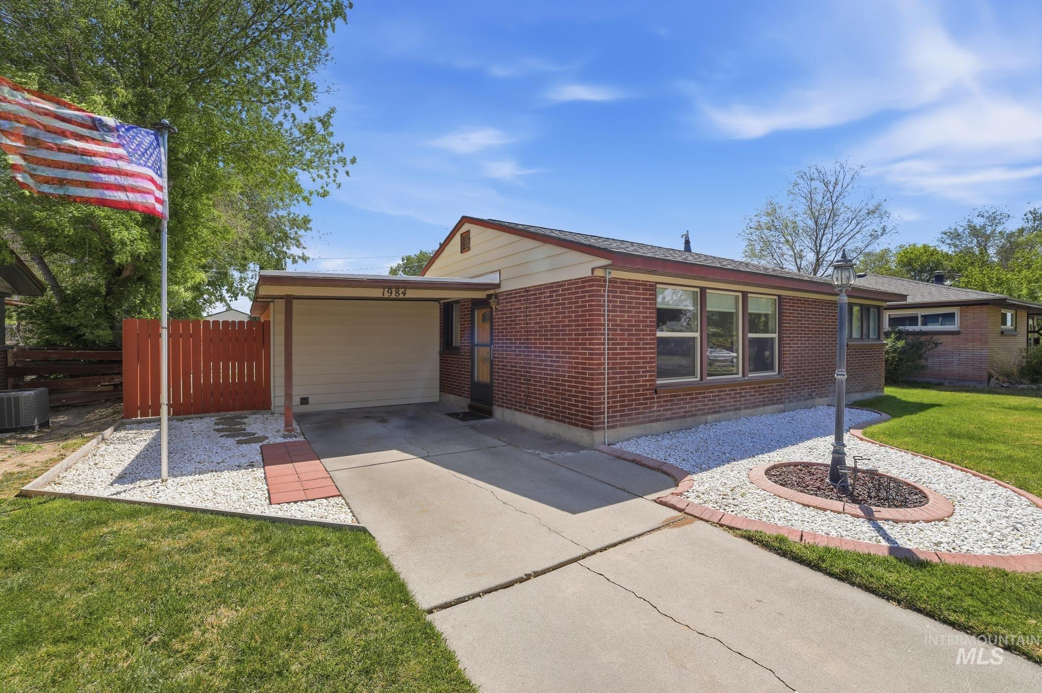 1984 Maple Ave, Twin Falls, Idaho 83301-6727, 2 Bedrooms, 1 Bathroom, Residential For Sale, Price $290,000,MLS 98985682