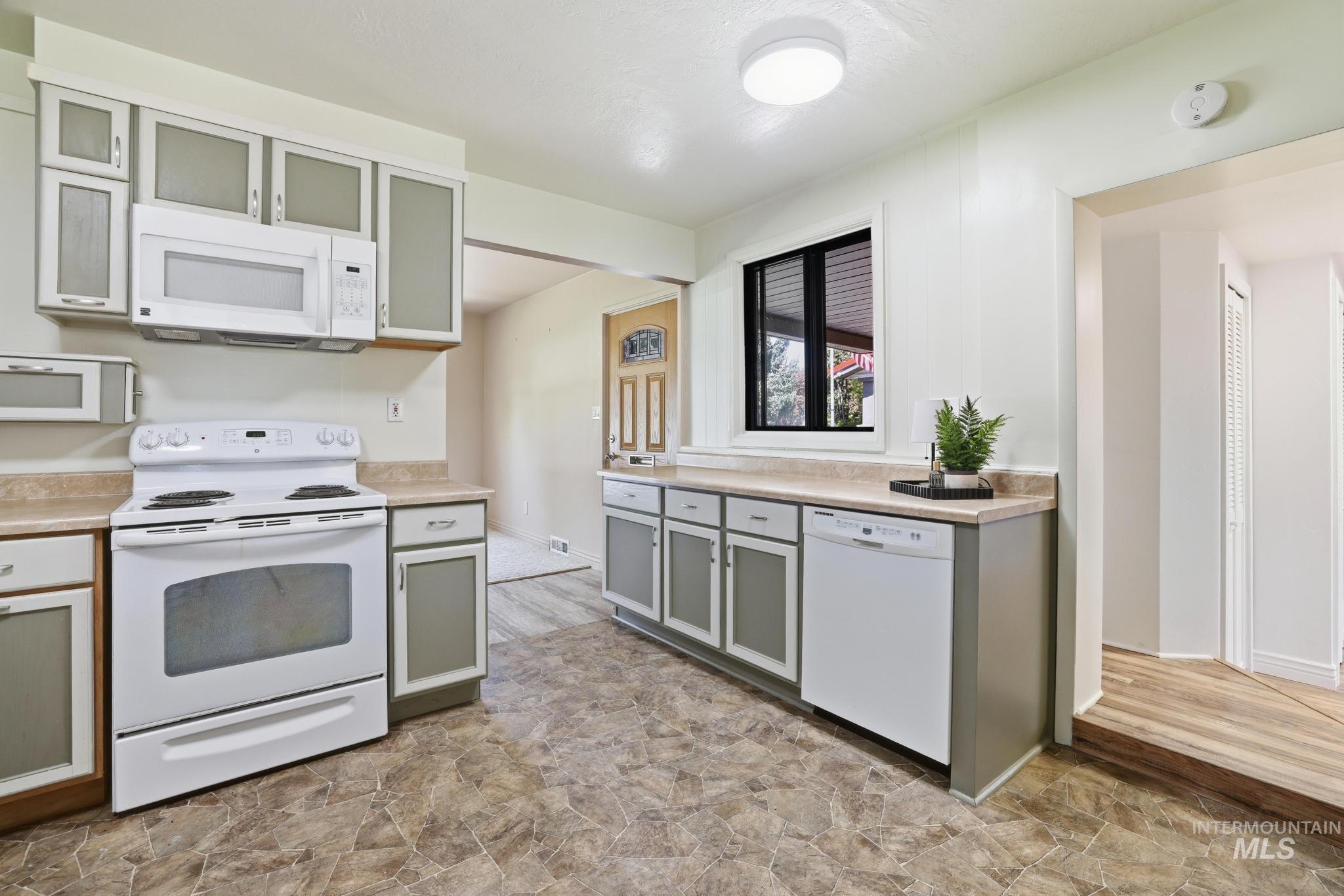 1984 Maple Ave, Twin Falls, Idaho 83301-6727, 2 Bedrooms, 1 Bathroom, Residential For Sale, Price $290,000,MLS 98985682
