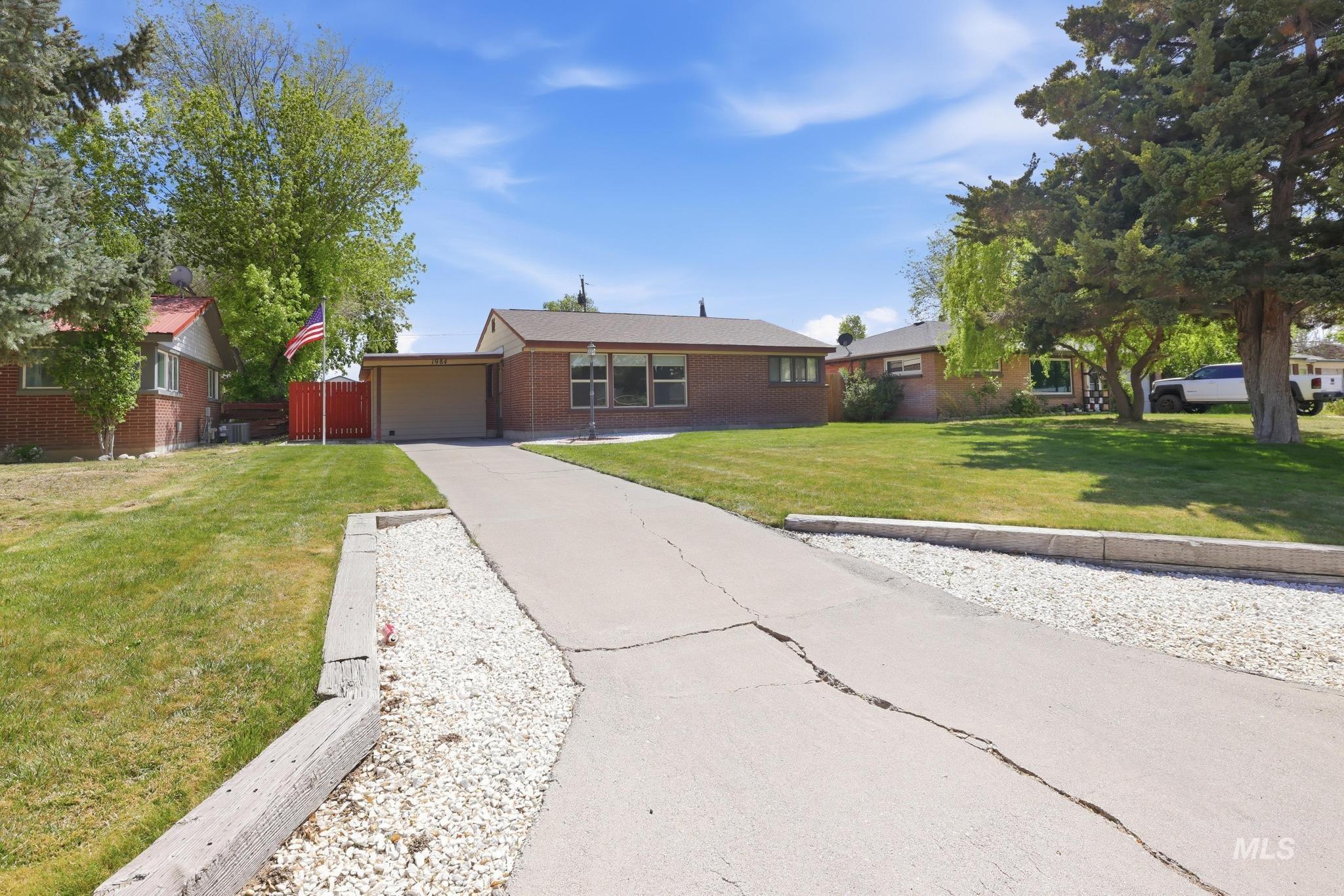 1984 Maple Ave, Twin Falls, Idaho 83301-6727, 2 Bedrooms, 1 Bathroom, Residential For Sale, Price $290,000,MLS 98985682