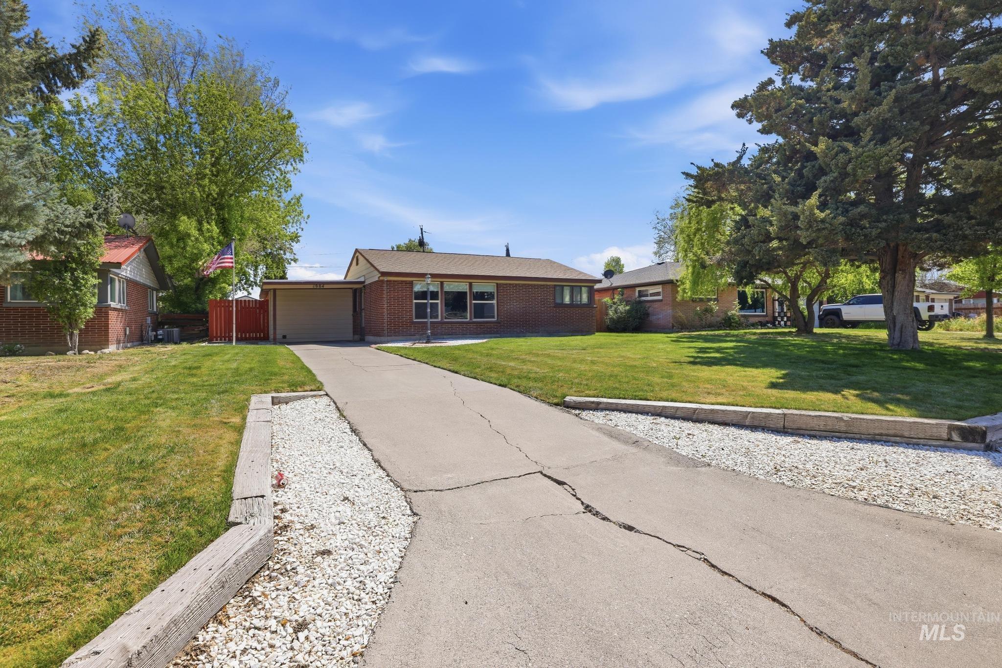 1984 Maple Ave, Twin Falls, Idaho 83301-6727, 2 Bedrooms, 1 Bathroom, Residential For Sale, Price $290,000,MLS 98985682