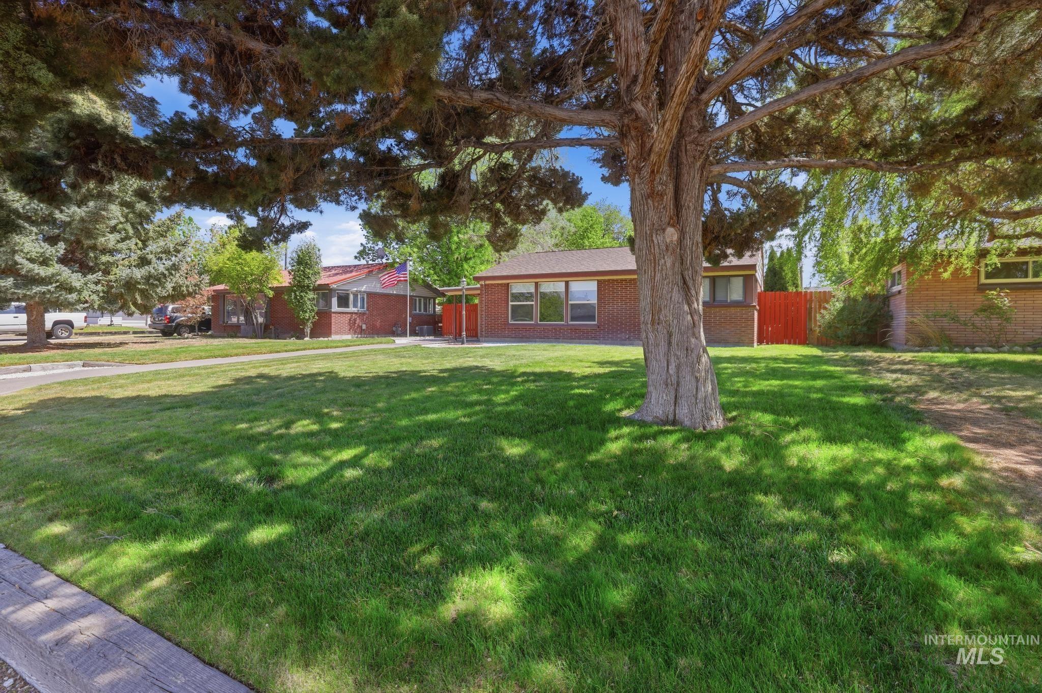 1984 Maple Ave, Twin Falls, Idaho 83301-6727, 2 Bedrooms, 1 Bathroom, Residential For Sale, Price $290,000,MLS 98985682