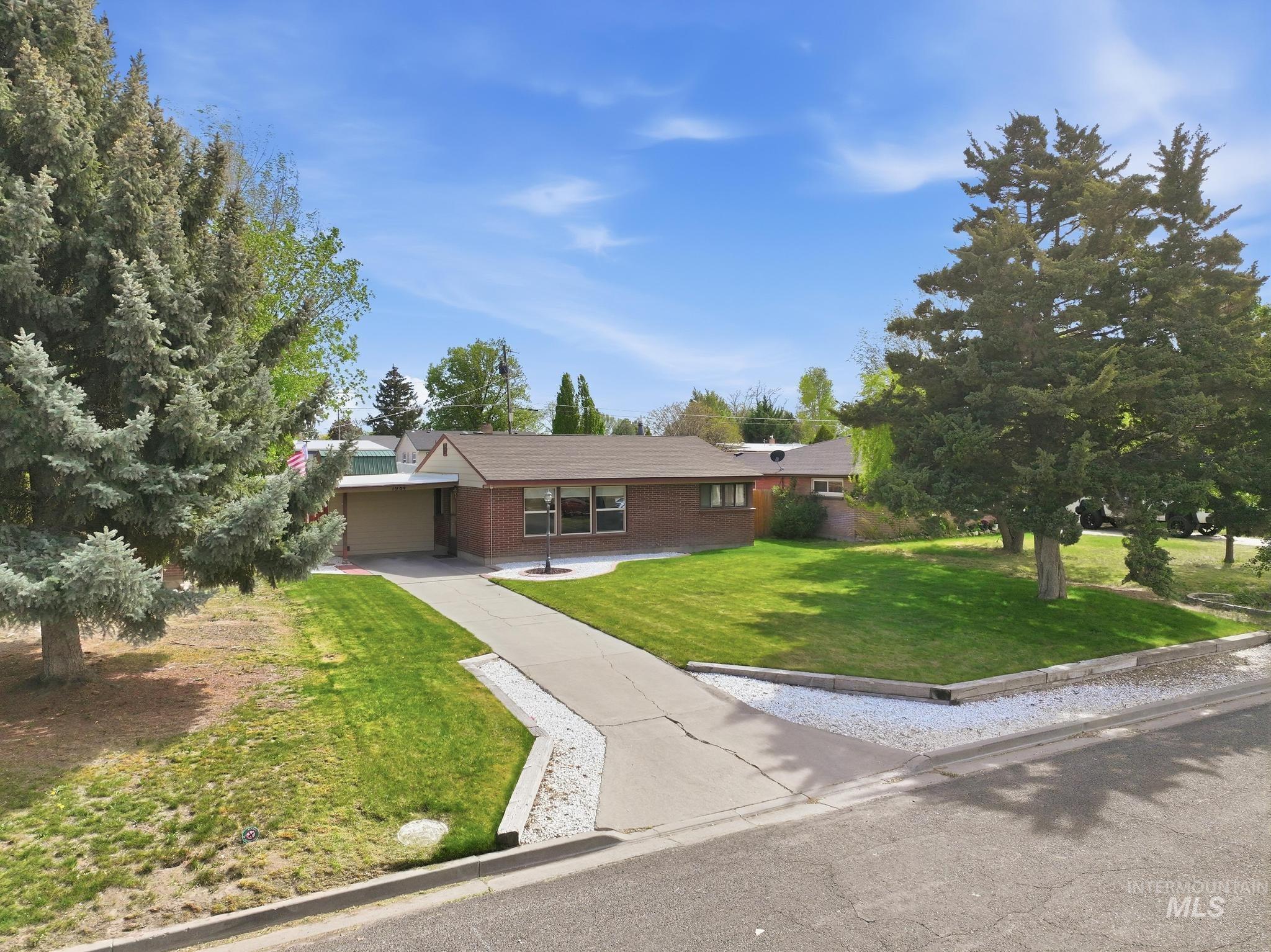 1984 Maple Ave, Twin Falls, Idaho 83301-6727, 2 Bedrooms, 1 Bathroom, Residential For Sale, Price $290,000,MLS 98985682