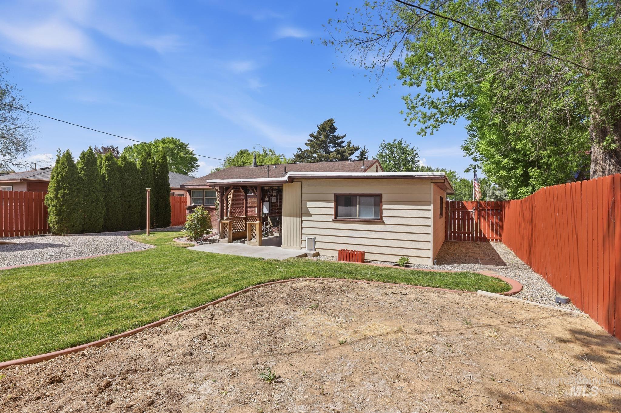 1984 Maple Ave, Twin Falls, Idaho 83301-6727, 2 Bedrooms, 1 Bathroom, Residential For Sale, Price $290,000,MLS 98985682