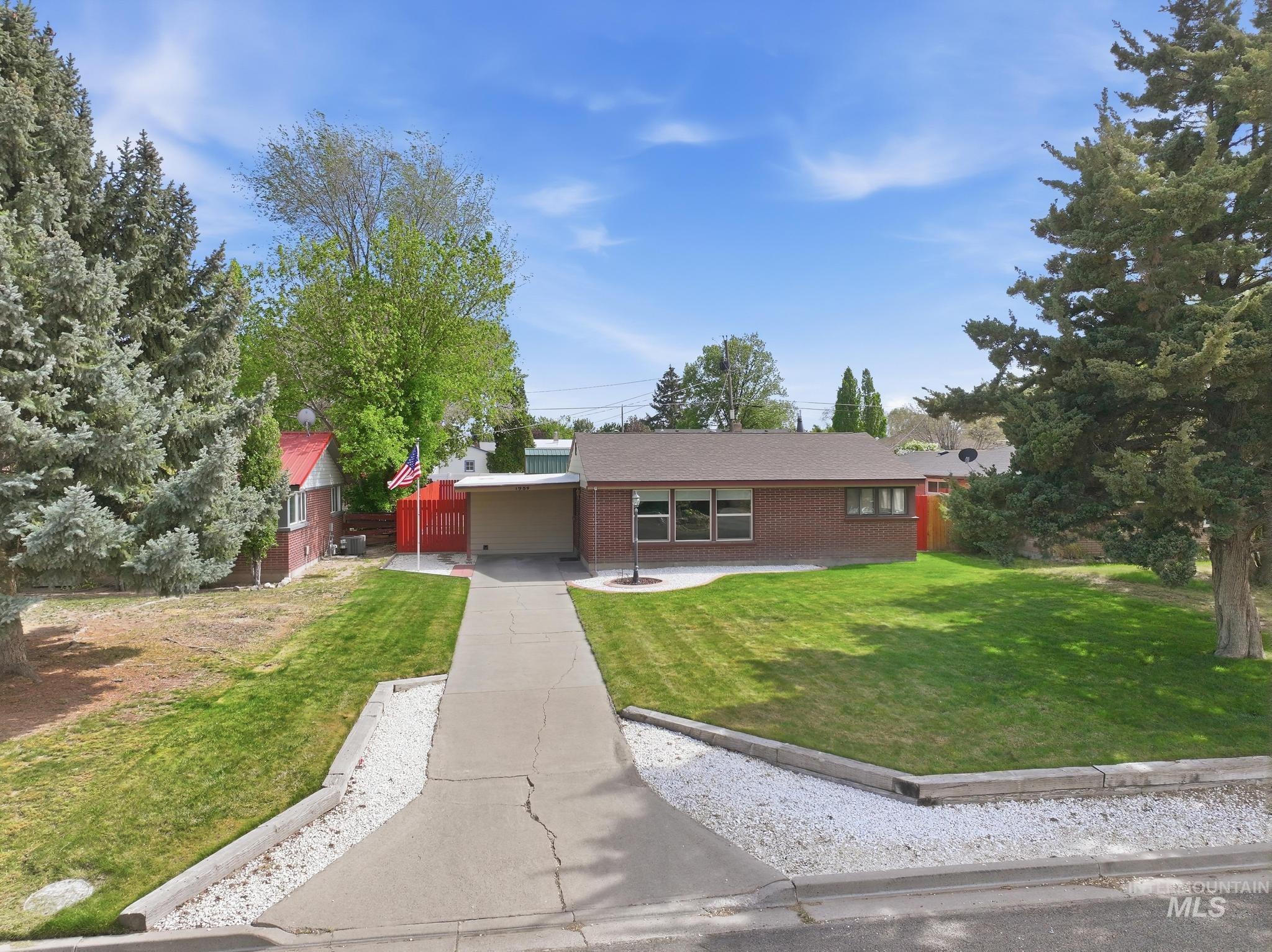 1984 Maple Ave, Twin Falls, Idaho 83301-6727, 2 Bedrooms, 1 Bathroom, Residential For Sale, Price $290,000,MLS 98985682