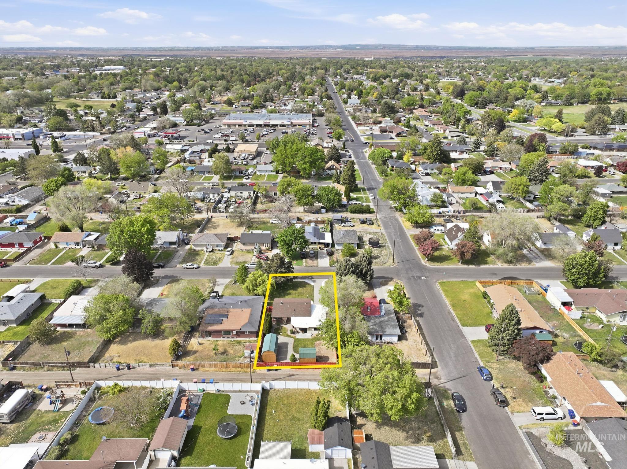 1984 Maple Ave, Twin Falls, Idaho 83301-6727, 2 Bedrooms, 1 Bathroom, Residential For Sale, Price $290,000,MLS 98985682