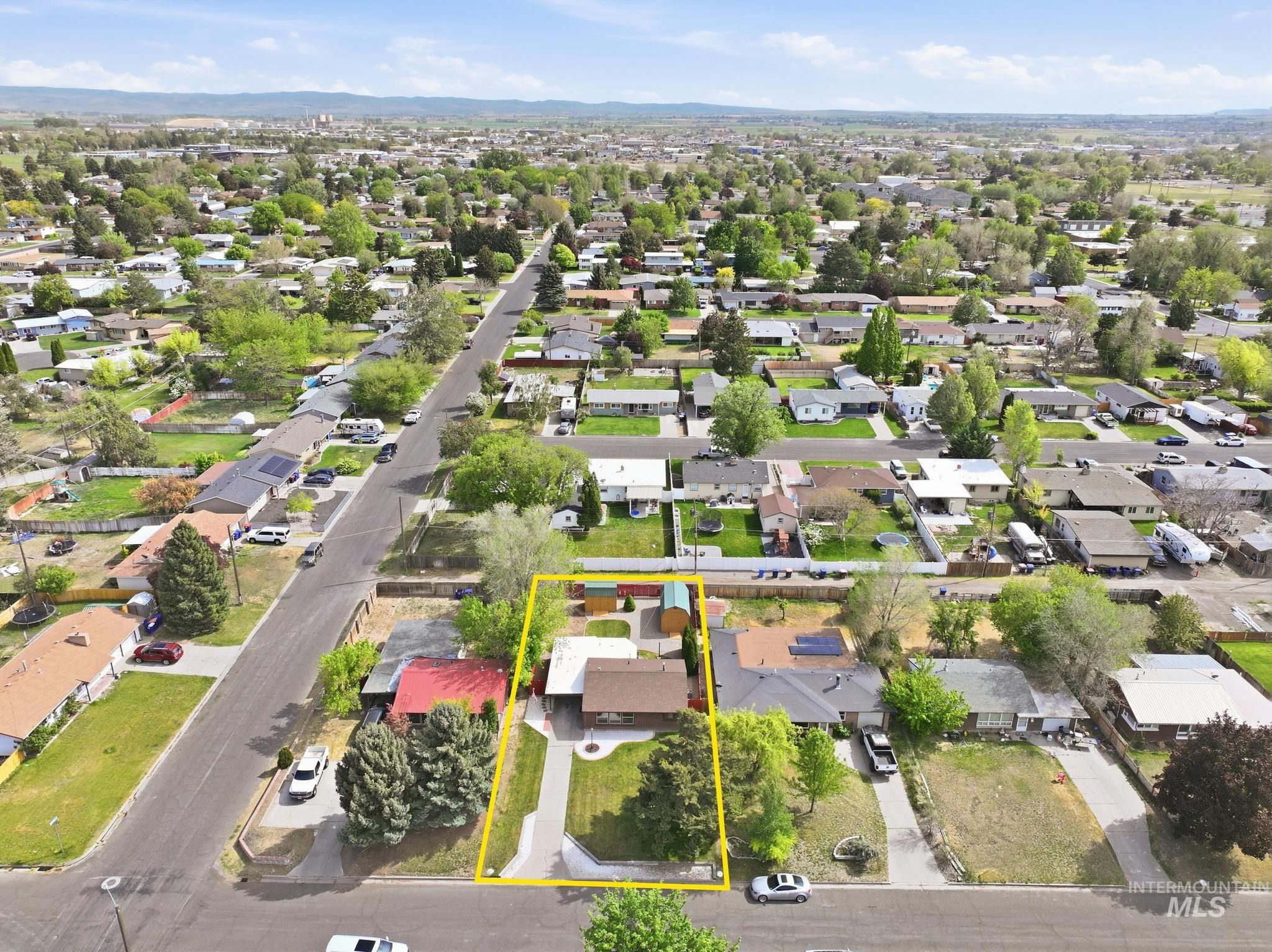 1984 Maple Ave, Twin Falls, Idaho 83301-6727, 2 Bedrooms, 1 Bathroom, Residential For Sale, Price $290,000,MLS 98985682