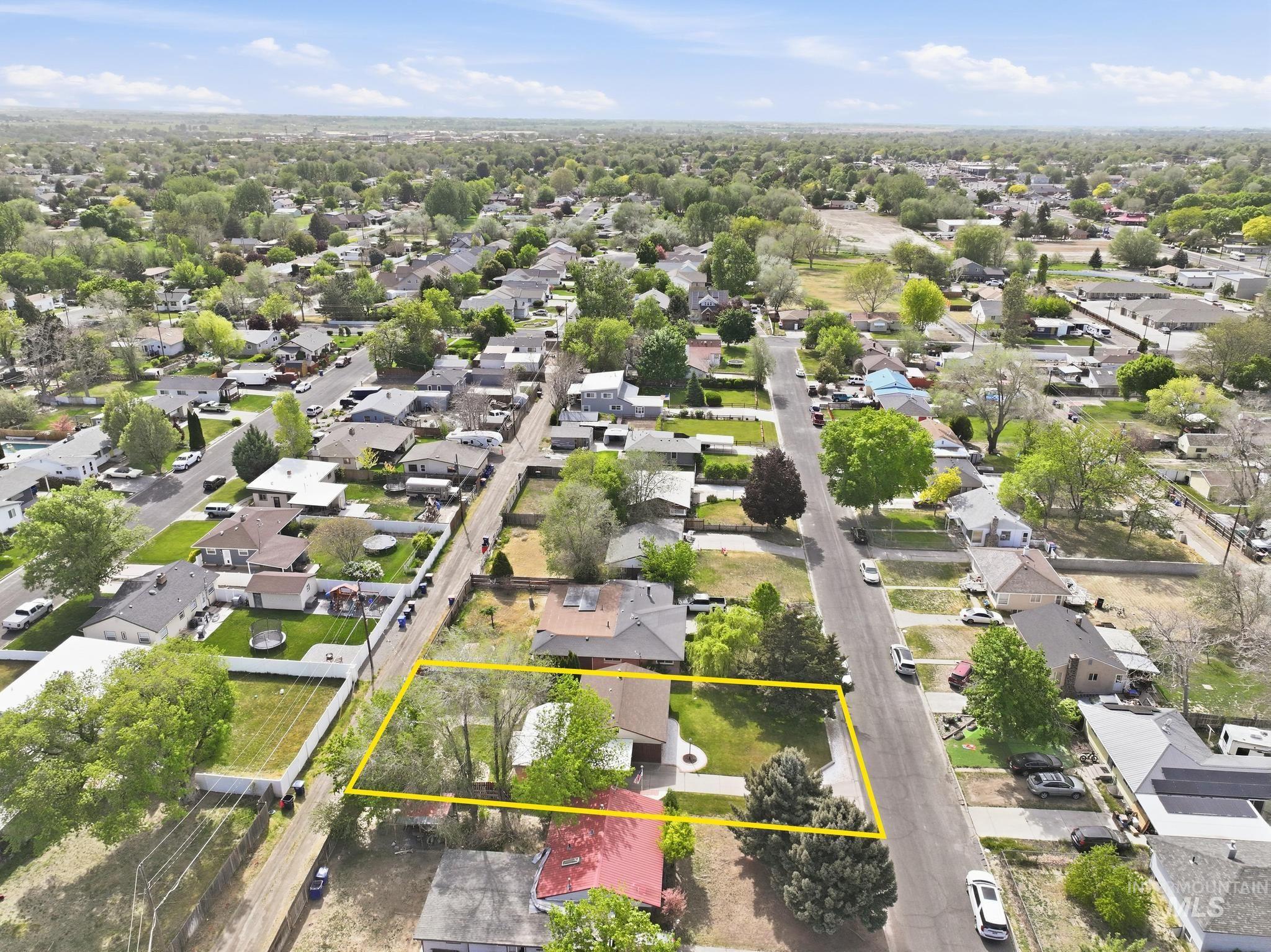 1984 Maple Ave, Twin Falls, Idaho 83301-6727, 2 Bedrooms, 1 Bathroom, Residential For Sale, Price $290,000,MLS 98985682