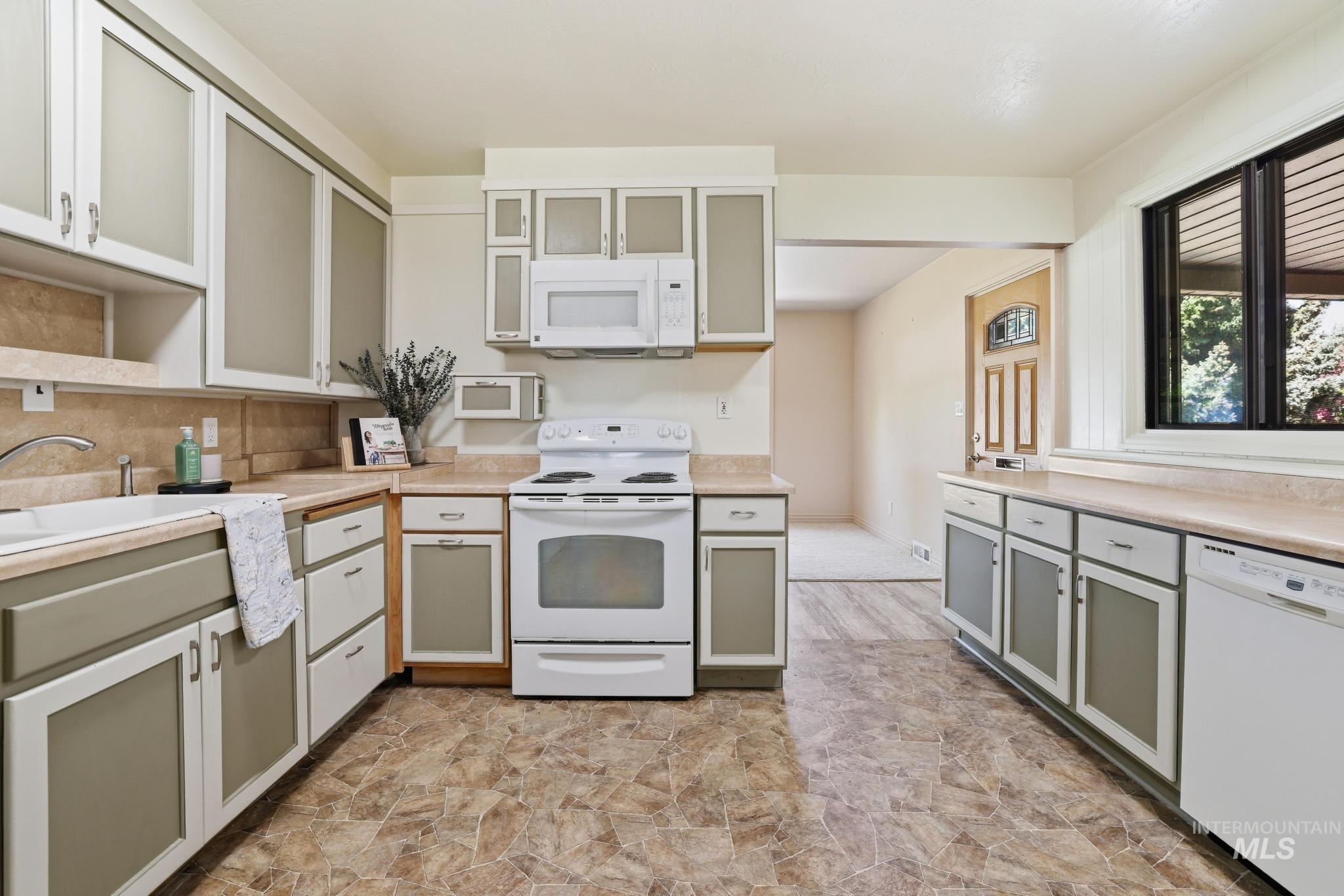 1984 Maple Ave, Twin Falls, Idaho 83301-6727, 2 Bedrooms, 1 Bathroom, Residential For Sale, Price $290,000,MLS 98985682