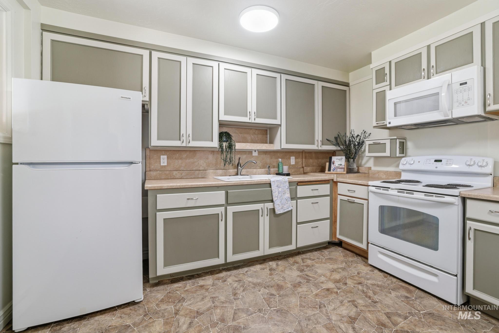 1984 Maple Ave, Twin Falls, Idaho 83301-6727, 2 Bedrooms, 1 Bathroom, Residential For Sale, Price $290,000,MLS 98985682