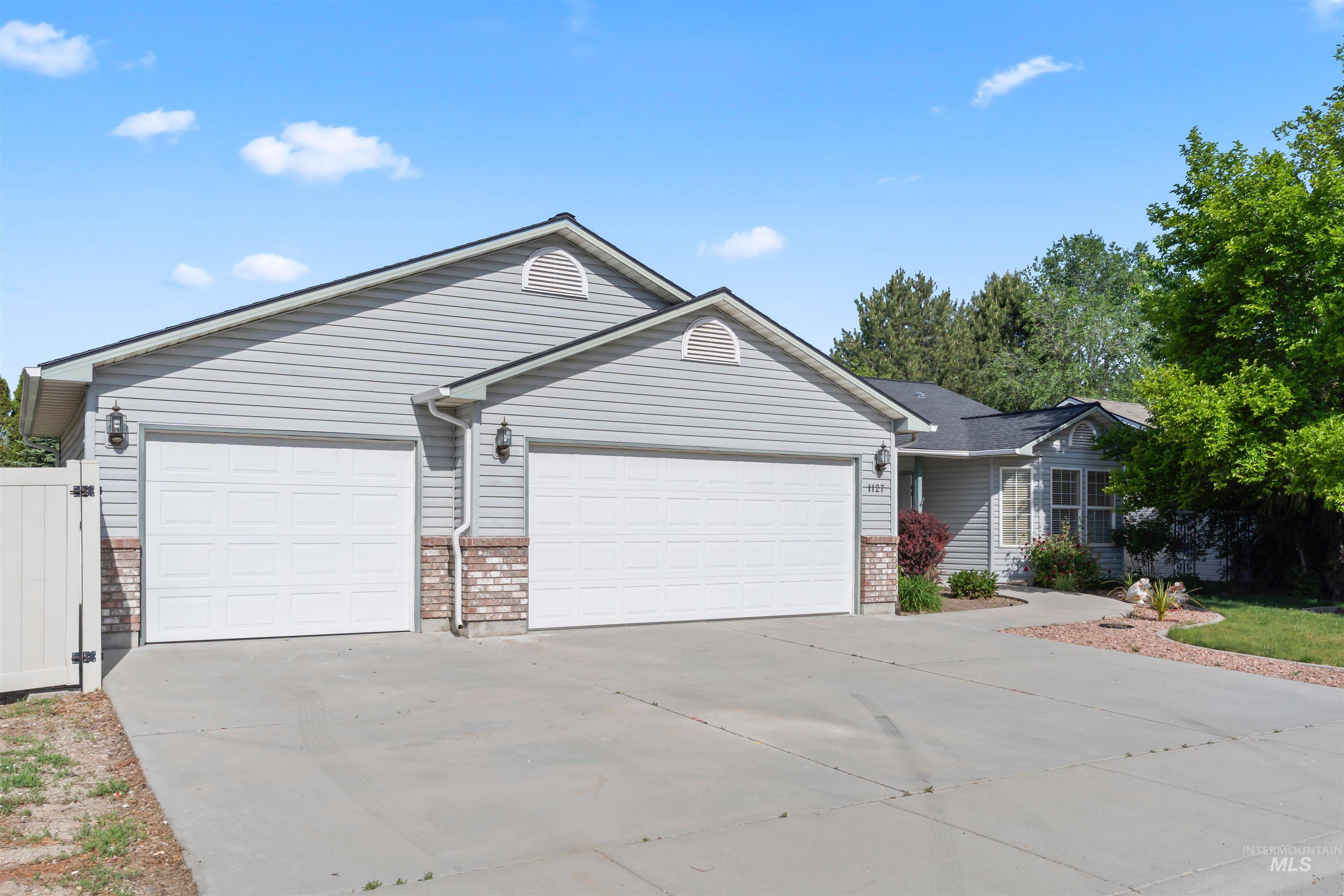 1127 N Lightning, Meridian, Idaho 83642, 3 Bedrooms, 2 Bathrooms, Residential For Sale, Price $445,000,MLS 98985691