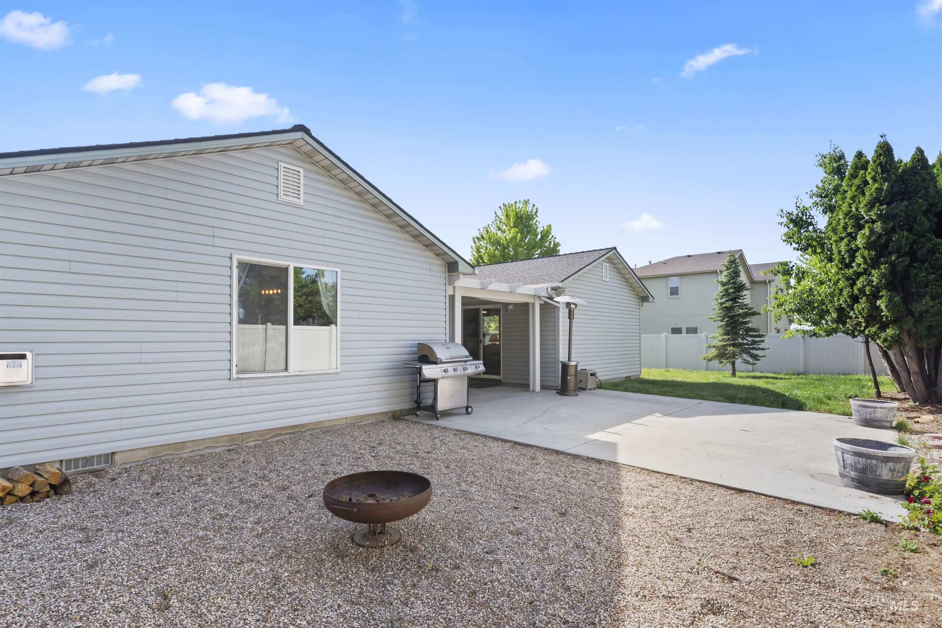 1127 N Lightning, Meridian, Idaho 83642, 3 Bedrooms, 2 Bathrooms, Residential For Sale, Price $445,000,MLS 98985691