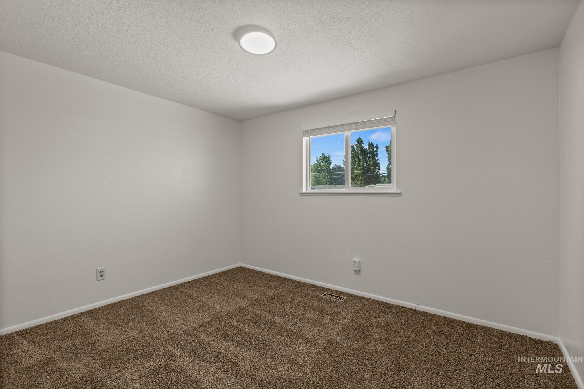 6212 W Everett St, Boise, Idaho 83704, 3 Bedrooms, 1 Bathroom, Residential Income For Sale, Price $450,000,MLS 98985699