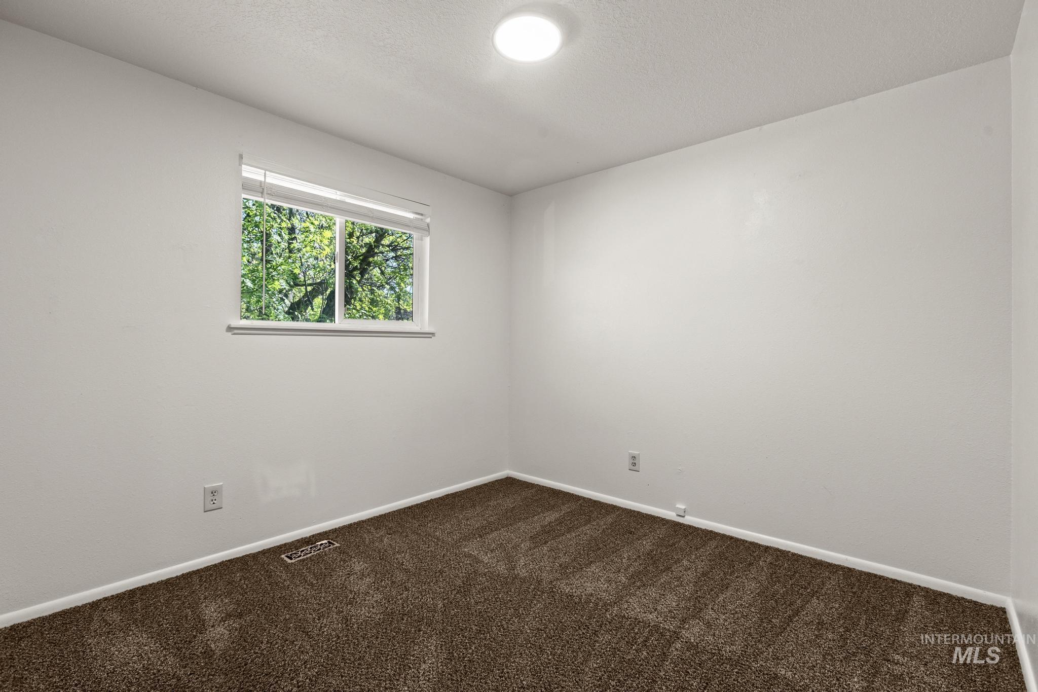 6212 W Everett St, Boise, Idaho 83704, 3 Bedrooms, 1 Bathroom, Residential Income For Sale, Price $450,000,MLS 98985699