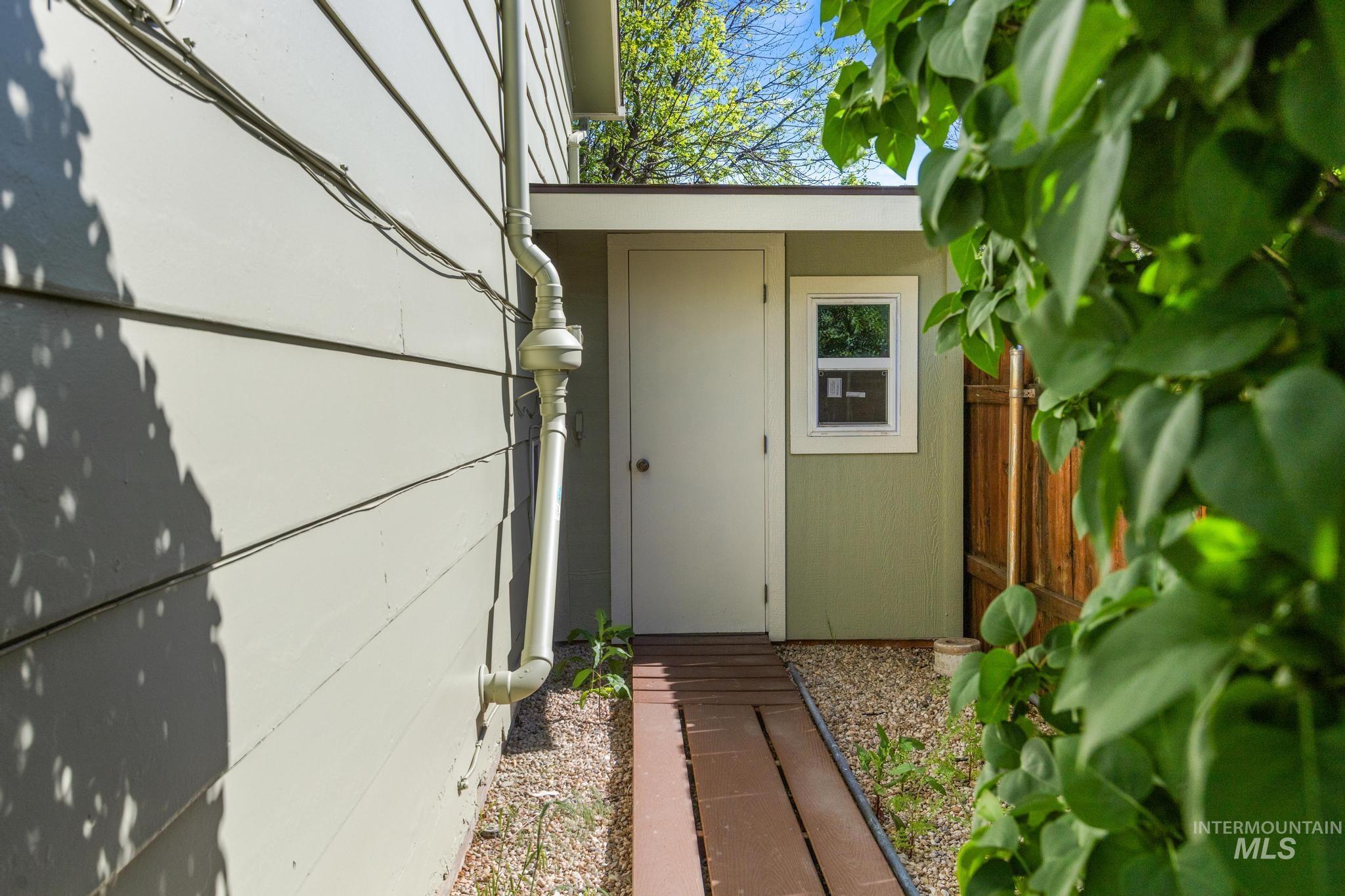 6212 W Everett St, Boise, Idaho 83704, 3 Bedrooms, 1 Bathroom, Residential Income For Sale, Price $450,000,MLS 98985699