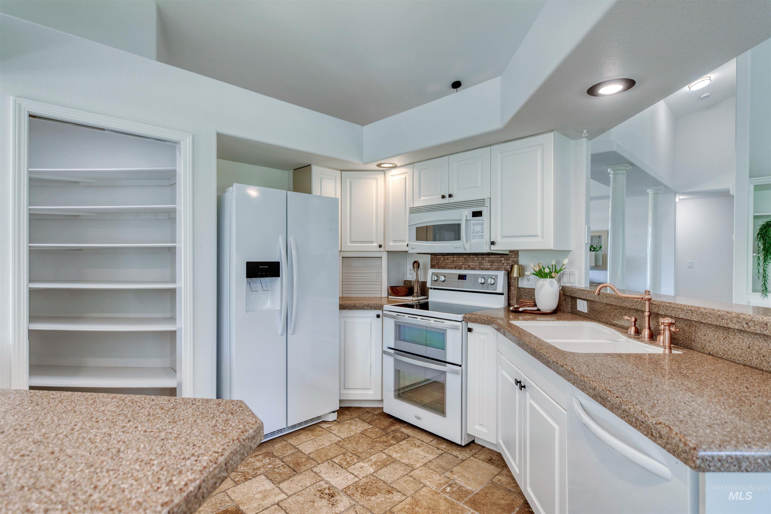 5950 W Plantation, Boise, Idaho 83703, 3 Bedrooms, 2 Bathrooms, Residential For Sale, Price $799,000,MLS 98985711