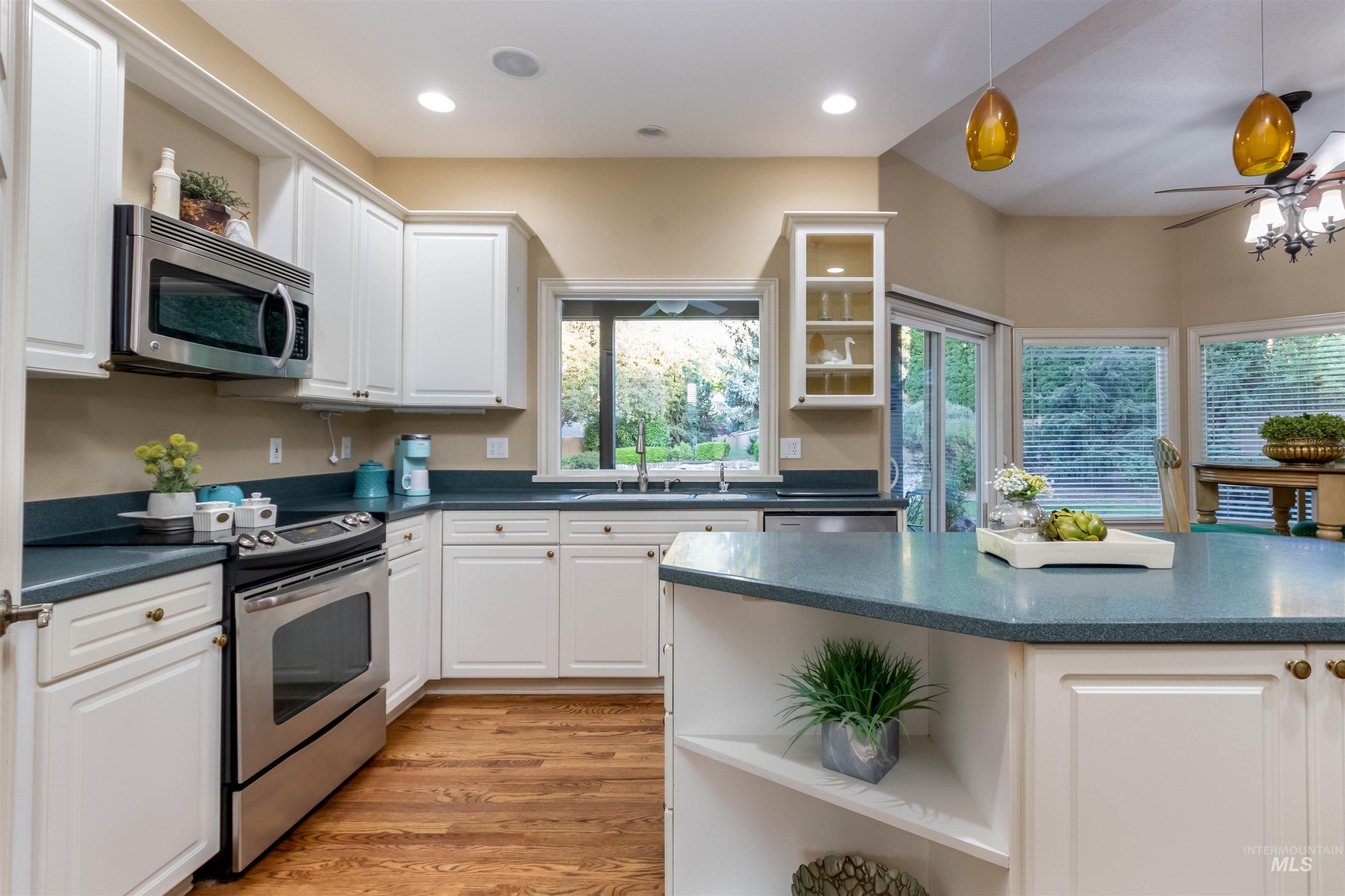 5026 N Greyloch Way, Boise, Idaho 83704, 3 Bedrooms, 2.5 Bathrooms, Residential For Sale, Price $749,900,MLS 98985728