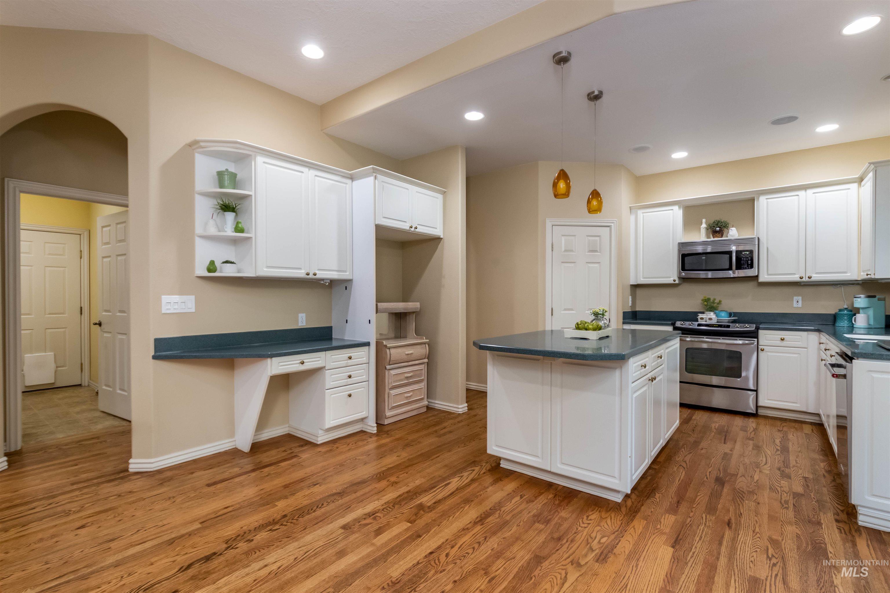 5026 N Greyloch Way, Boise, Idaho 83704, 3 Bedrooms, 2.5 Bathrooms, Residential For Sale, Price $749,900,MLS 98985728