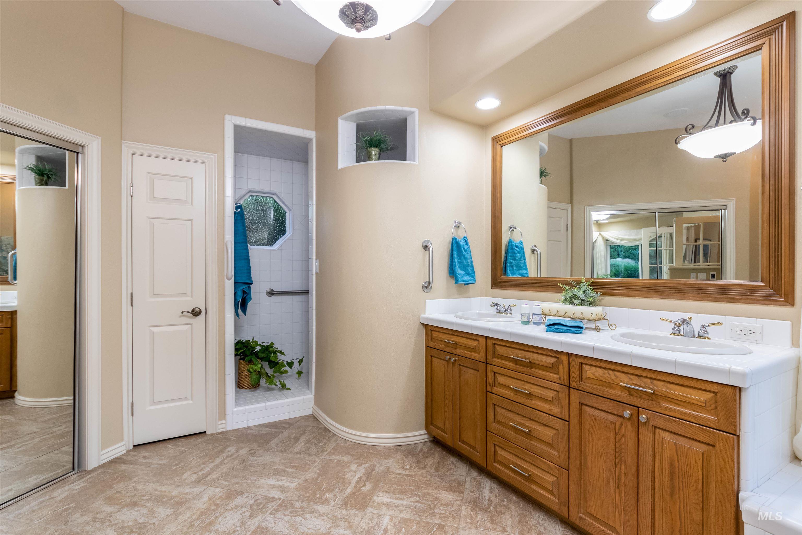 5026 N Greyloch Way, Boise, Idaho 83704, 3 Bedrooms, 2.5 Bathrooms, Residential For Sale, Price $749,900,MLS 98985728