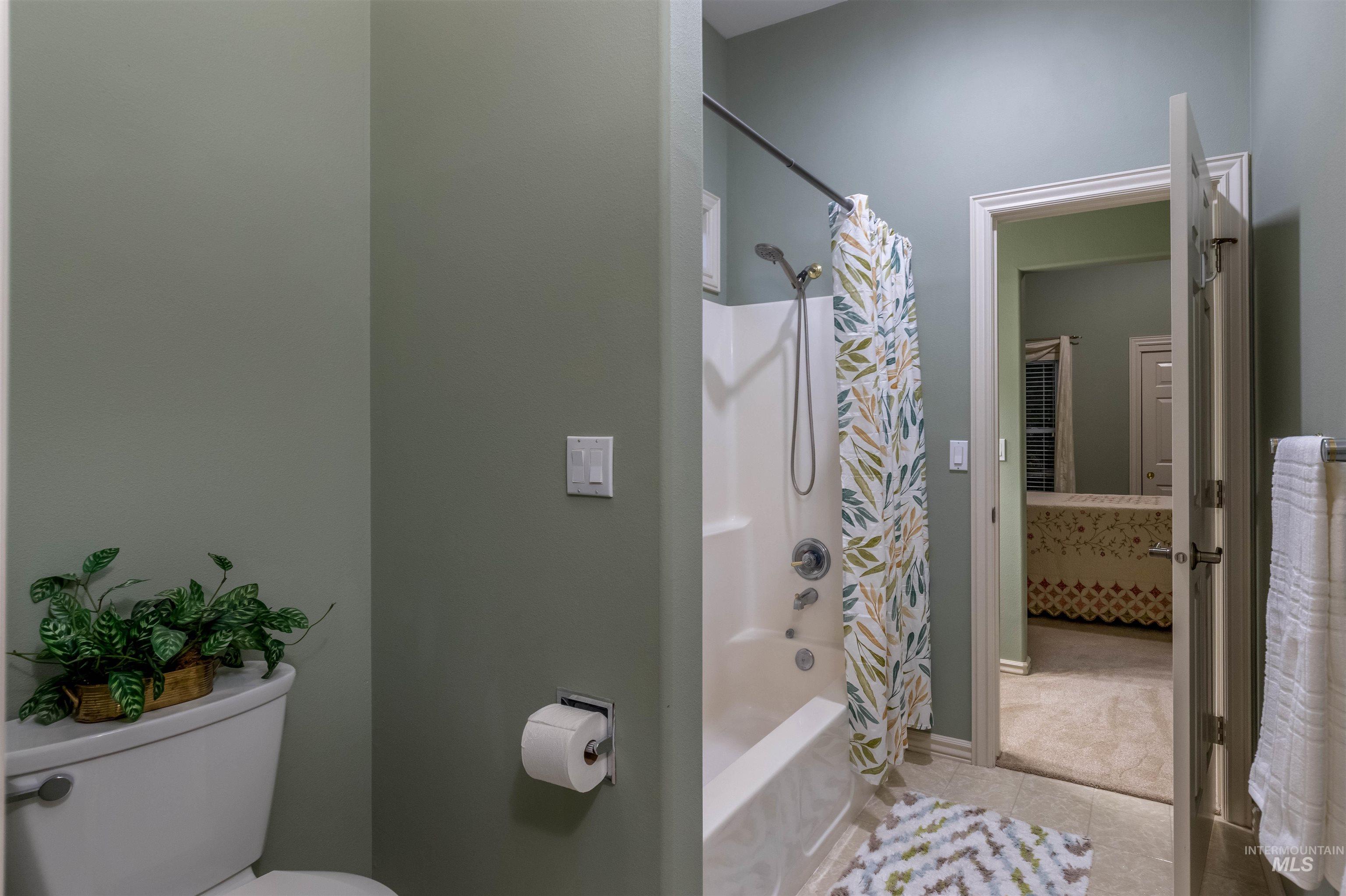 5026 N Greyloch Way, Boise, Idaho 83704, 3 Bedrooms, 2.5 Bathrooms, Residential For Sale, Price $749,900,MLS 98985728
