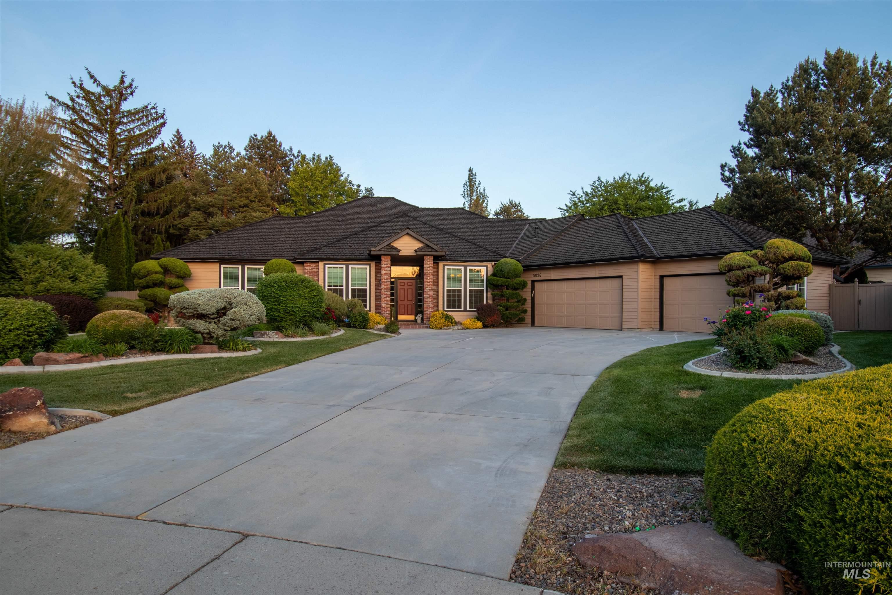 5026 N Greyloch Way, Boise, Idaho 83704, 3 Bedrooms, 2.5 Bathrooms, Residential For Sale, Price $749,900,MLS 98985728
