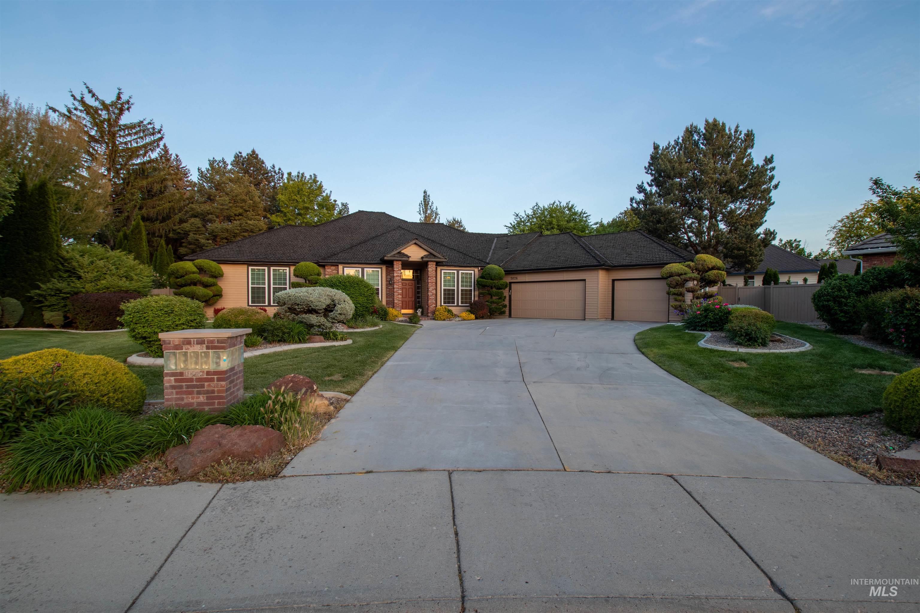 5026 N Greyloch Way, Boise, Idaho 83704, 3 Bedrooms, 2.5 Bathrooms, Residential For Sale, Price $749,900,MLS 98985728