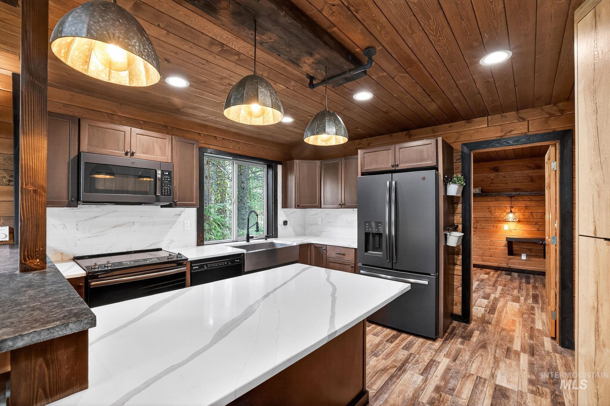 44 Landale, Cascade, Idaho 83611, 3 Bedrooms, 2.5 Bathrooms, Residential For Sale, Price $595,000,MLS 98985751