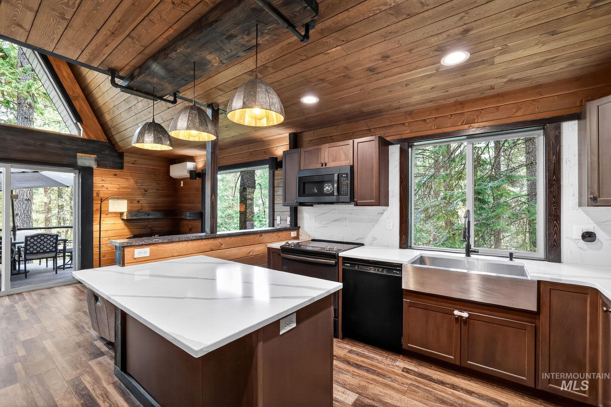 44 Landale, Cascade, Idaho 83611, 3 Bedrooms, 2.5 Bathrooms, Residential For Sale, Price $595,000,MLS 98985751